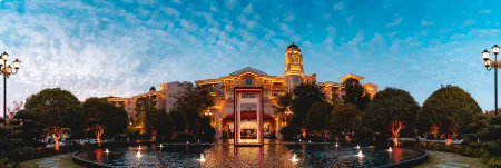 Country Garden Phoenix Hot Spring Hotel,Xianning Отели рядом с достопримечательностью «Taiyi Statue of God»