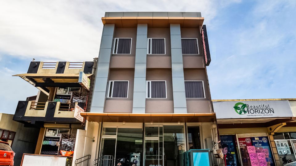 OYO 256 Sakura Suites