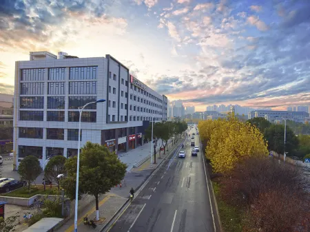 Echarm Hotel (Hunan International Economics University) Отели рядом с достопримечательностью «Hunan First Normal University»