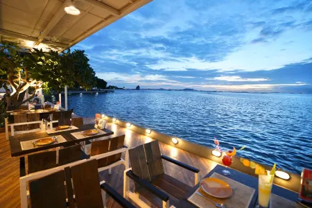 The Loft Seaside Sriracha Hotel Отели рядом с достопримечательностью «Golden Triangle Museum Pattaya»