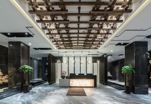 컨트롤 기념탑 뷰