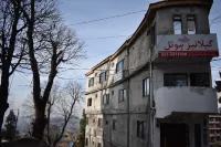 Gillanis Hotel Murree فنادق في Jhika Gali