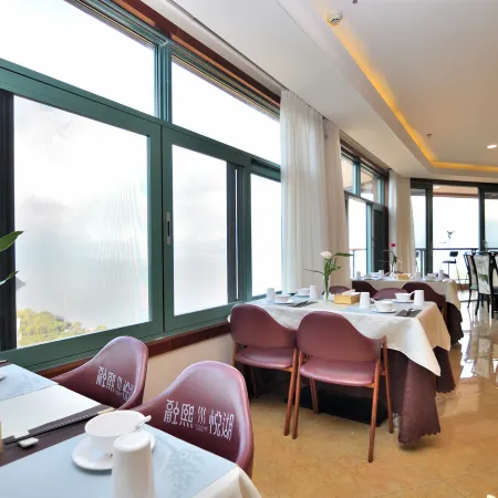 Fuxian Lake Rongxi Yuehu Resort Hotel