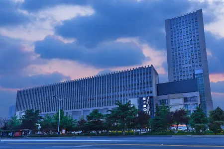 Orange Hotel (Fuyang Shanghai South Road RT-Mart) Отели рядом с достопримечательностью «Nanhu Park»