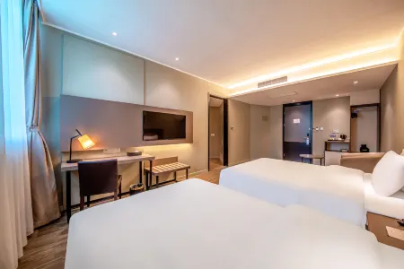 Homeinn Plus (Kunming Baiyun Road Tongde Square) Отели рядом с достопримечательностью «Kunming Waterfall Park»