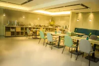 Homeinn Selected Hotel (Baoding Xiong'an New District County Government) - parking