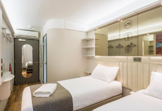 2. 포인트 어 호텔..