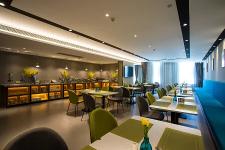 Homeinn Selected Hotel (Ordos Kangbashi Municipal Government Museum) Отели рядом с достопримечательностью «Mengguxiangqi Square»