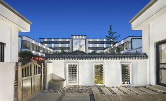 QiannaLvTu Hotel (Xinxiang University City)