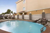 Days Inn & Suites by Wyndham Houston Hobby Airport