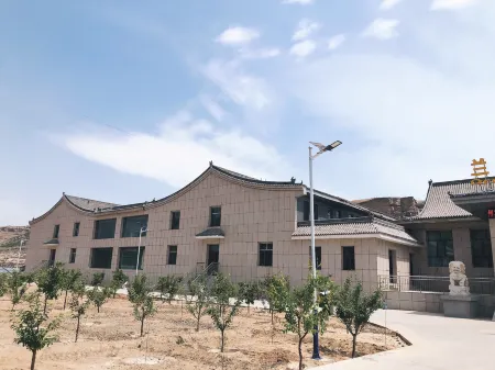 Orchid Garden Hotel (Jiaxian Baiyun Mountain Branch) Отели рядом с достопримечательностью «Baiyun Temple»