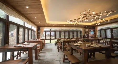 Tonggu Peak Hotel Отели рядом с достопримечательностью «Tonggufeng Scenic Area»