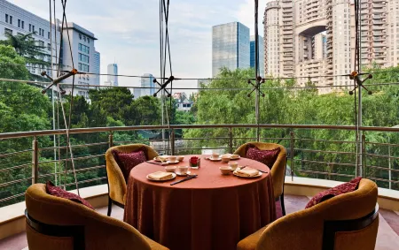 Grand Millennium Shanghai HongQiao Отели рядом с достопримечательностью «Shanghai University of Engineering Science Gymnasium»