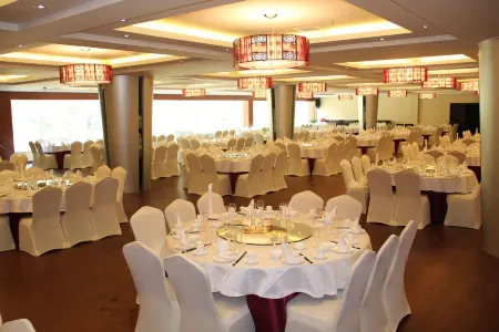 Wolong International Hotel Отели рядом с достопримечательностью «Oriental Goddess»