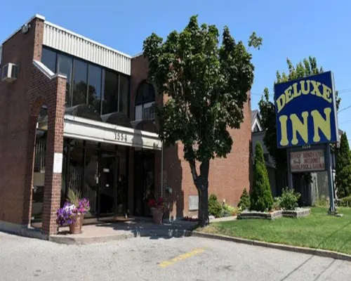 Deluxe Inn Hotels near Kipling Go Station