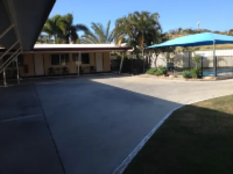 Shell Motel (Pearly Shell Motel)