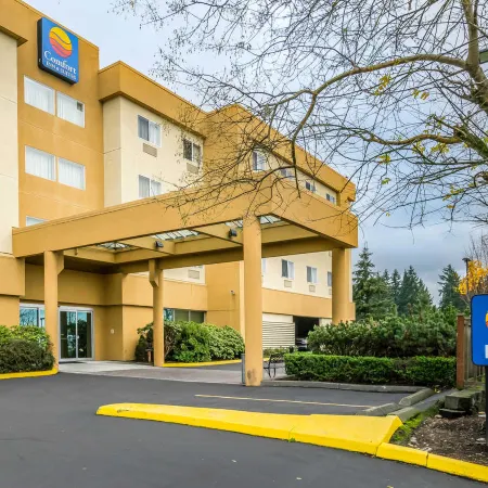 Comfort Inn & Suites Seattle North Отели рядом с достопримечательностью «Торговый центр Northgate»
