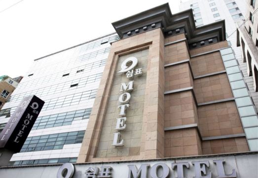 깨끗한 화장실이 인상적인 양재 신트라호텔의 내부 모습