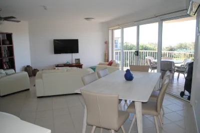 سيرف سايد أون ذا بيتش Hotels near Point Cartwright Lighthouse