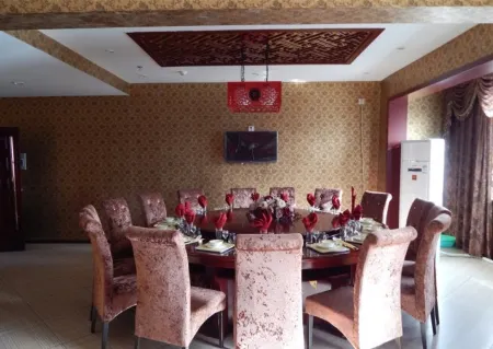 Jinrui Hotel, Luntai Отели рядом с достопримечательностью «Tarim Populus Euphratica Forest Park»