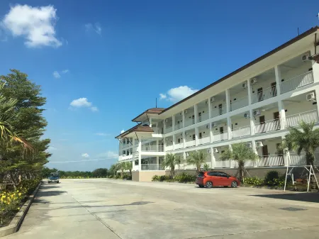 Zen Garden Resort Отели рядом с достопримечательностью «Wat Sutthawas»