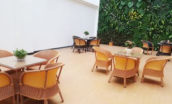 Shangri-La Xingyue Hotel (Dukezong Ancient City)