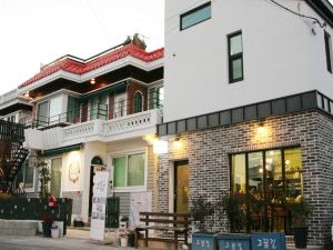 The Flower Road Guesthouse - Hostel