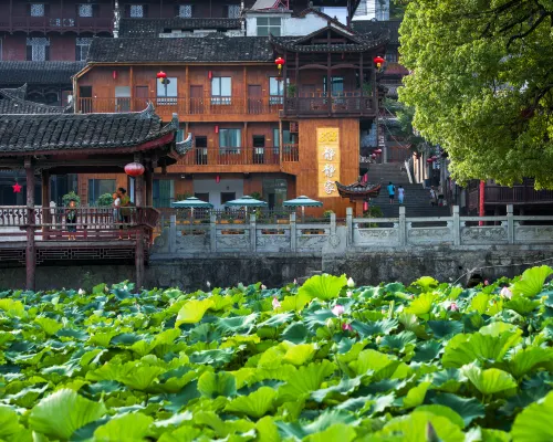 Furong Town 372 Jingjing's Home Chinese Inn (Furong Town Grand Waterfall)