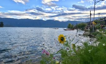 Lugu Lake Cloud - Sea Stacked Courtyard