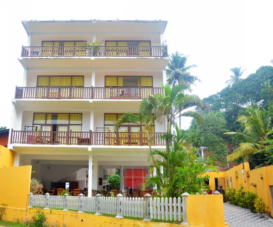 Hotel Vacanza Hotels near Viharahena Bus Stop