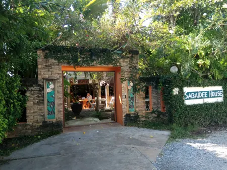 Sabaidee House Отели рядом с достопримечательностью «Wat Trapang Ngoen»