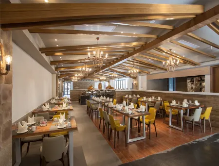 Jinling Landscape Beer Hot Spring Hotel Отели рядом с достопримечательностью «Hubin Park»