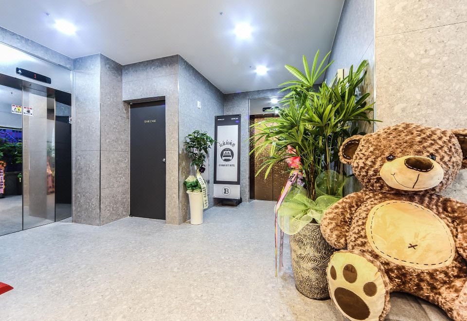 Seomyeon Brown-dot Hotel Gold - Housity