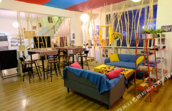 色達彼岸花開客棧