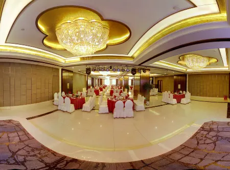 Huachen International hotel Отели рядом с достопримечательностью «Xilaisi»