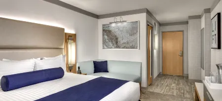 The STRAT Hotel, Casino & Tower Отели рядом с достопримечательностью «Центр Конвенции Лас-Вегаса»