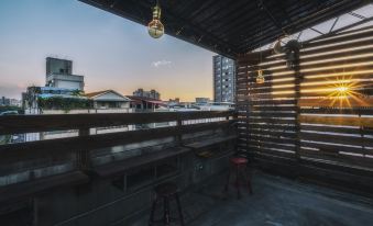 Corner Hostel & Cafe