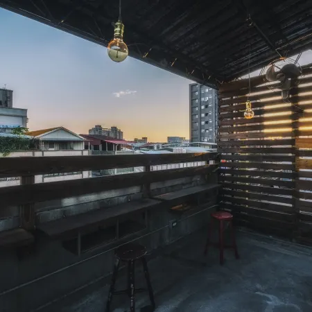 Corner Hostel & Cafe