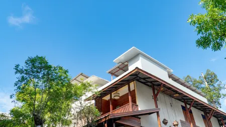 Sunny V Hotel Отели рядом с достопримечательностью «Wat Don Chan»