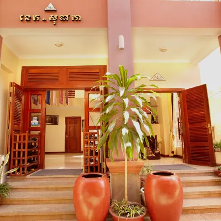Neth Socheata Hotel Отели рядом с достопримечательностью «Псар Чаас (Старый Рынок)»