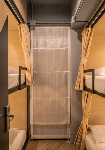 เตียงในห้องหลับสี่เตียงสำหรับผู้หญิง