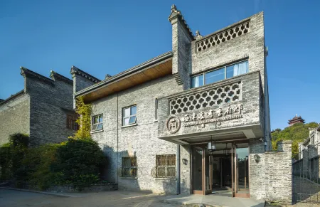 SCHOLARS BOUTIQUE Hotel (Zhenjiang Xijindu Ancient Street Museum) Отели рядом с достопримечательностью «the First Spring Under Heaven»