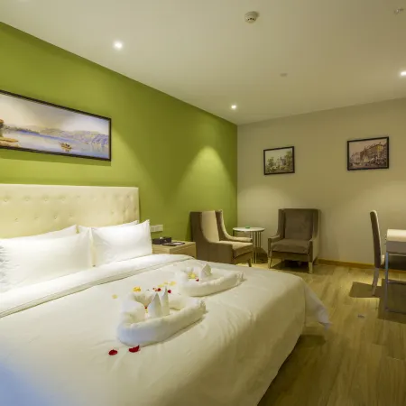 Xianhua Sandalwood Lakeside Hotel