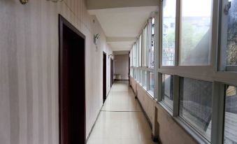 Jiangyou Yiheyuan Business Hotel (Huopao Street Jiangyou No. 1 Middle School)