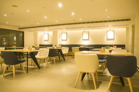 HanTing Hotel (Guyuan County) Отели рядом с достопримечательностью «Guyuanxian Binhu Park»