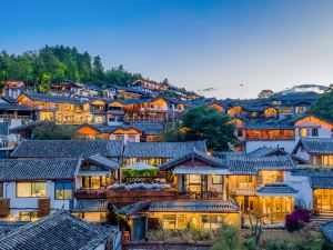 Tinghuatang halfway up a hill Resort Hotel (Lijiang Ancient City Panorama)