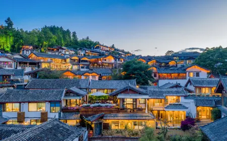 Tinghuatang halfway up a hill Resort Hotel (Lijiang Ancient City Panorama)