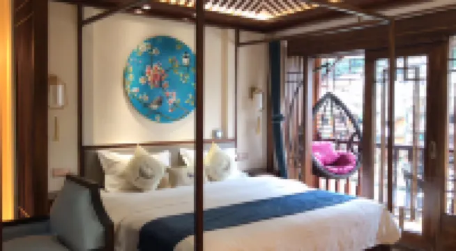 Qichi Yijiaren River-view Hostel