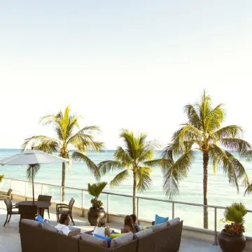 OUTRIGGER Reef Waikiki Beach Resort Отели рядом с достопримечательностью «Театр «Хале-Коа-Луау»»