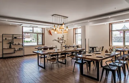 Co-mountain Hotel Отели рядом со станцией Aershan Railway Station